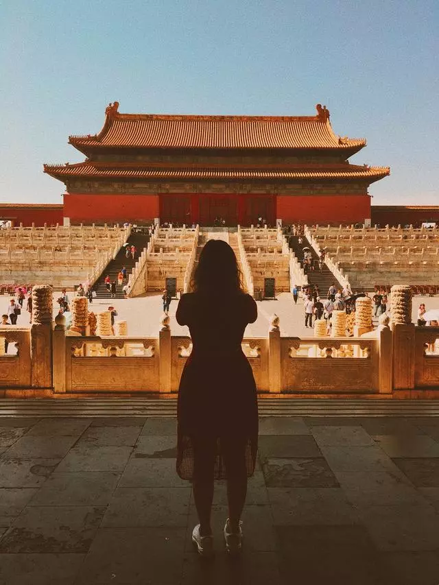 鍾麗緹20歲大女兒與男朋友秀恩愛,卻被網友吐槽比張倫碩還老!