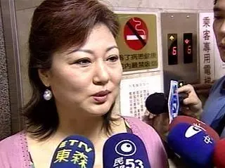 賈靜雯的前夫婆婆,對比現任婆婆,網友:差距不是一般的大!