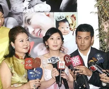 賈靜雯的前夫婆婆,對比現任婆婆,網友:差距不是一般的大!