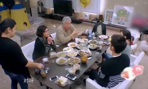 賈靜雯的前夫婆婆,對比現任婆婆,網友:差距不是一般的大!