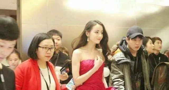 看了這些合照才知道,迪麗熱巴如此驚為天人,楊穎卻被路人比下去!