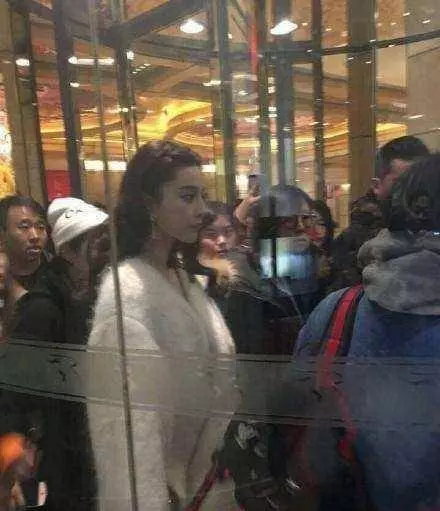 看了這些合照才知道,迪麗熱巴如此驚為天人,楊穎卻被路人比下去!
