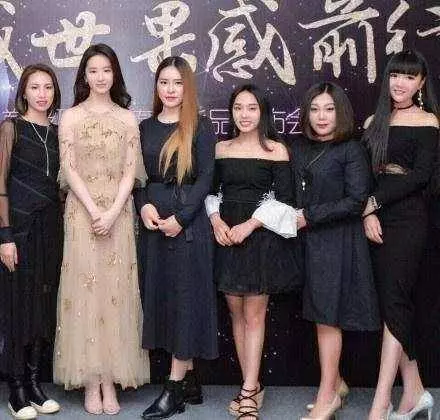 看了這些合照才知道,迪麗熱巴如此驚為天人,楊穎卻被路人比下去!