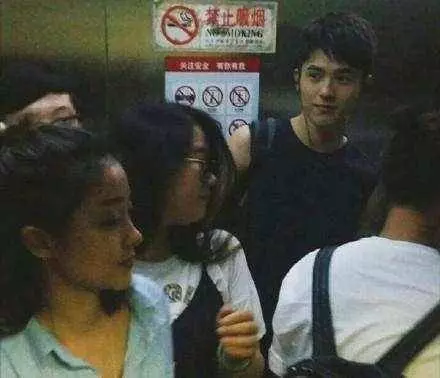 看了這些合照才知道,迪麗熱巴如此驚為天人,楊穎卻被路人比下去!