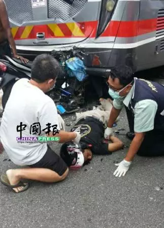 兄妹共乘摩哆,猛撞路邊拋錨巴士!雙雙同赴黃泉!看者心酸!