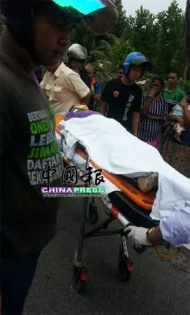 兄妹共乘摩哆,猛撞路邊拋錨巴士!雙雙同赴黃泉!看者心酸!