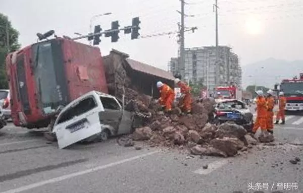 情侶開車路上為孕婦「接生」,孕婦反而救了他們兩條命,原來事事皆有因果!