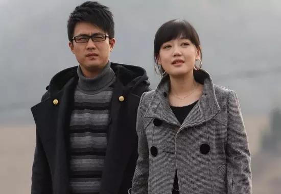 我帶女友見我媽,她在餐桌上做個動作,我媽立馬掏80萬催我結婚