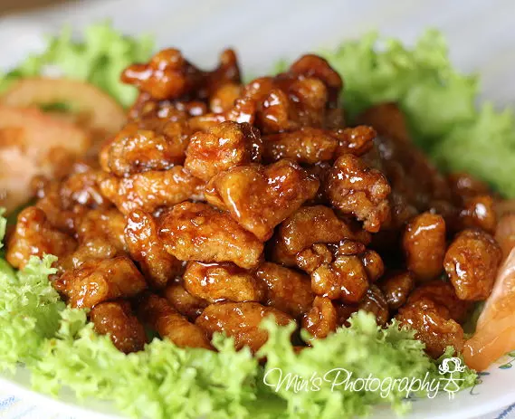 媽蜜雞 Marmite Chicken 不會太甜,加上蝦膏的香味,一塊一塊的吃, 會讓人停不了口的!