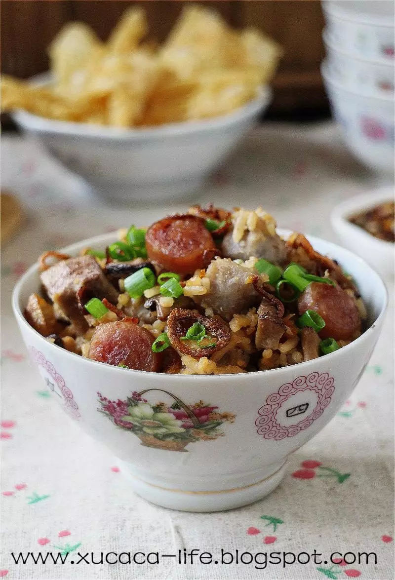 芋頭飯 簡易做法~統統材料炒香後,倒入電飯鍋『一鍋熟』就好了!!!