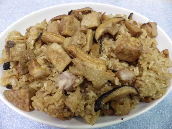 芋頭飯 簡易做法~統統材料炒香後,倒入電飯鍋『一鍋熟』就好了!!!