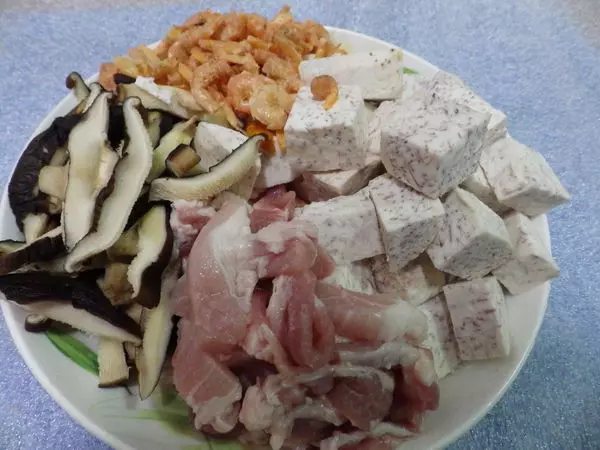芋頭飯 簡易做法~統統材料炒香後,倒入電飯鍋『一鍋熟』就好了!!!