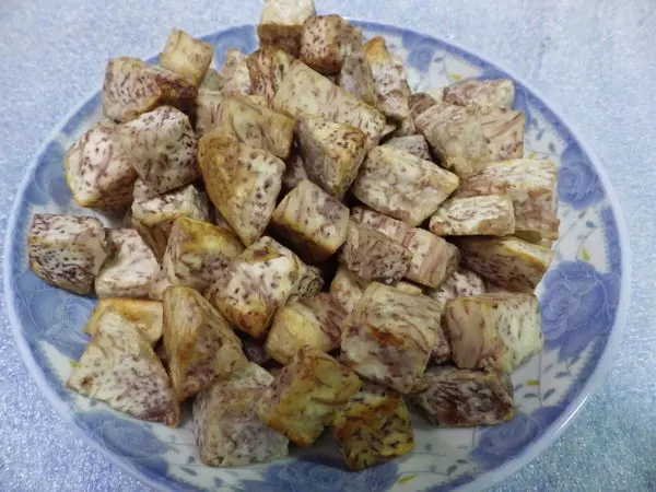 芋頭飯 簡易做法~統統材料炒香後,倒入電飯鍋『一鍋熟』就好了!!!