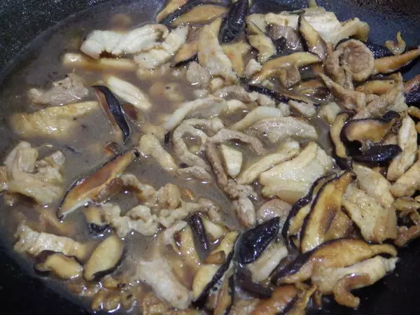 芋頭飯 簡易做法~統統材料炒香後,倒入電飯鍋『一鍋熟』就好了!!!