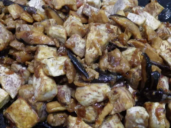 芋頭飯 簡易做法~統統材料炒香後,倒入電飯鍋『一鍋熟』就好了!!!