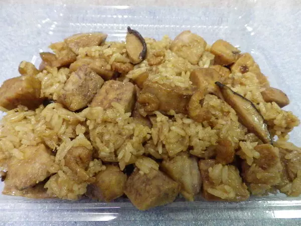 芋頭飯 簡易做法~統統材料炒香後,倒入電飯鍋『一鍋熟』就好了!!!