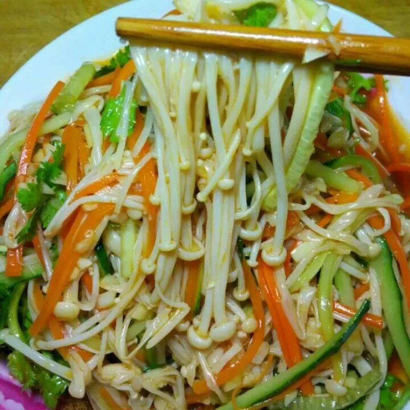 叔叔在餐廳做廚師,我們每次去吃飯的時候,爸爸都會叫叔叔做「涼拌金針菇」只因叔叔做的金針菇是這樣做的!超級好吃!