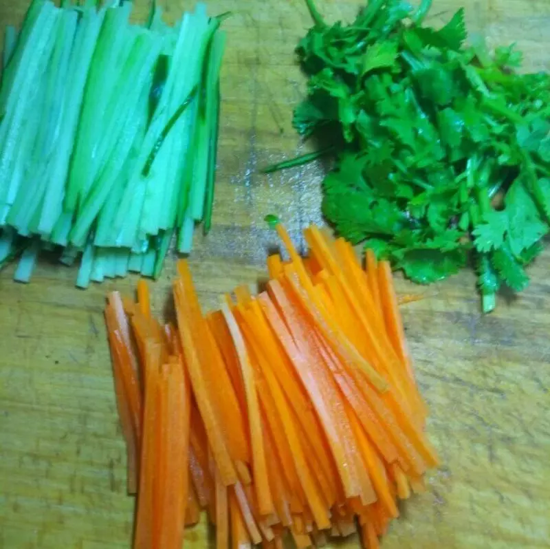 叔叔在餐廳做廚師,我們每次去吃飯的時候,爸爸都會叫叔叔做「涼拌金針菇」只因叔叔做的金針菇是這樣做的!超級好吃!