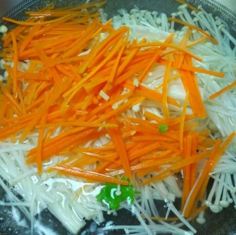 叔叔在餐廳做廚師,我們每次去吃飯的時候,爸爸都會叫叔叔做「涼拌金針菇」只因叔叔做的金針菇是這樣做的!超級好吃!
