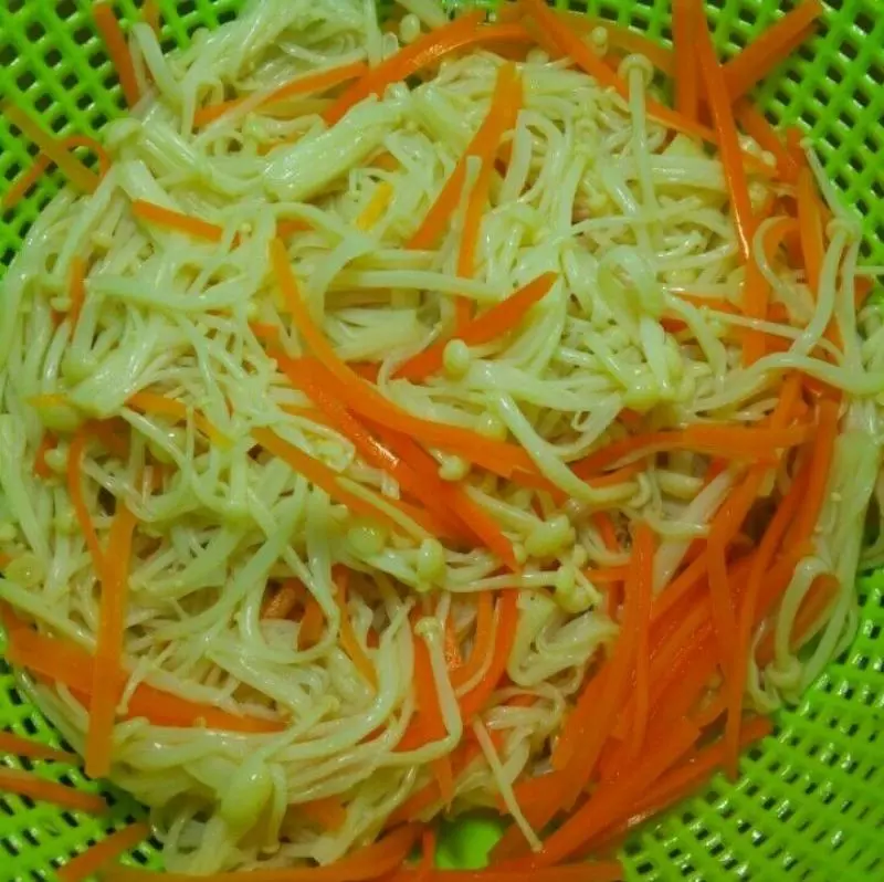 叔叔在餐廳做廚師,我們每次去吃飯的時候,爸爸都會叫叔叔做「涼拌金針菇」只因叔叔做的金針菇是這樣做的!超級好吃!