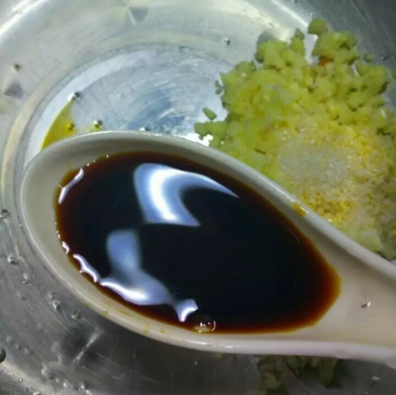 叔叔在餐廳做廚師,我們每次去吃飯的時候,爸爸都會叫叔叔做「涼拌金針菇」只因叔叔做的金針菇是這樣做的!超級好吃!