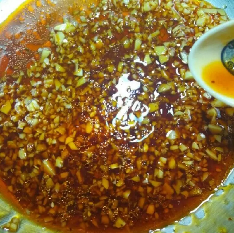 叔叔在餐廳做廚師,我們每次去吃飯的時候,爸爸都會叫叔叔做「涼拌金針菇」只因叔叔做的金針菇是這樣做的!超級好吃!