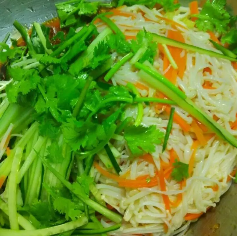 叔叔在餐廳做廚師,我們每次去吃飯的時候,爸爸都會叫叔叔做「涼拌金針菇」只因叔叔做的金針菇是這樣做的!超級好吃!