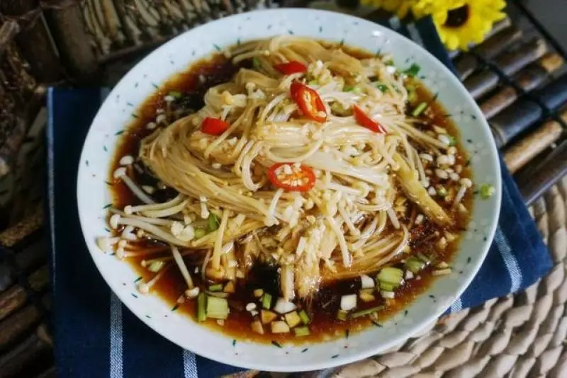 叔叔在餐廳做廚師,我們每次去吃飯的時候,爸爸都會叫叔叔做「涼拌金針菇」只因叔叔做的金針菇是這樣做的!超級好吃!