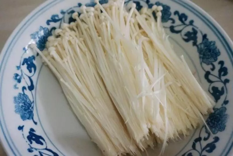 叔叔在餐廳做廚師,我們每次去吃飯的時候,爸爸都會叫叔叔做「涼拌金針菇」只因叔叔做的金針菇是這樣做的!超級好吃!