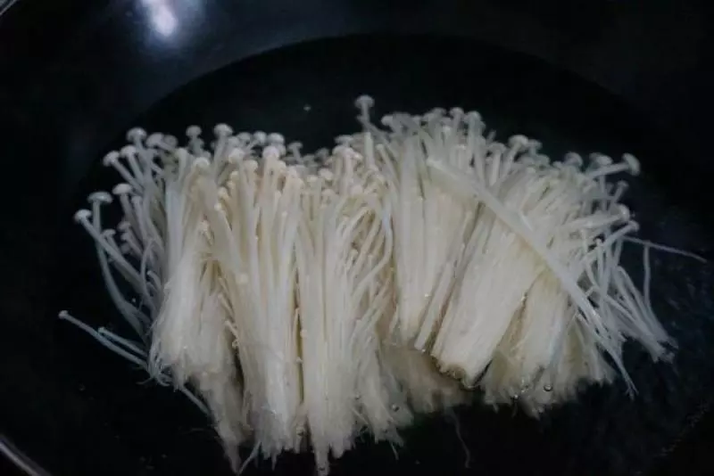 叔叔在餐廳做廚師,我們每次去吃飯的時候,爸爸都會叫叔叔做「涼拌金針菇」只因叔叔做的金針菇是這樣做的!超級好吃!