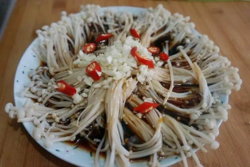 叔叔在餐廳做廚師,我們每次去吃飯的時候,爸爸都會叫叔叔做「涼拌金針菇」只因叔叔做的金針菇是這樣做的!超級好吃!