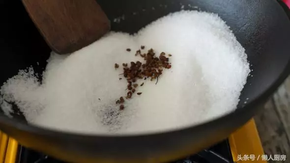 蝦別再做油燜、水煮的了,教你用鹽做道菜,一盤都不夠吃