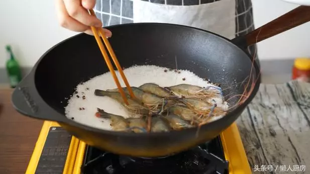 蝦別再做油燜、水煮的了,教你用鹽做道菜,一盤都不夠吃