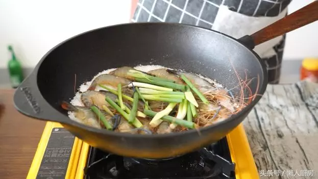 蝦別再做油燜、水煮的了,教你用鹽做道菜,一盤都不夠吃