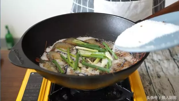 蝦別再做油燜、水煮的了,教你用鹽做道菜,一盤都不夠吃