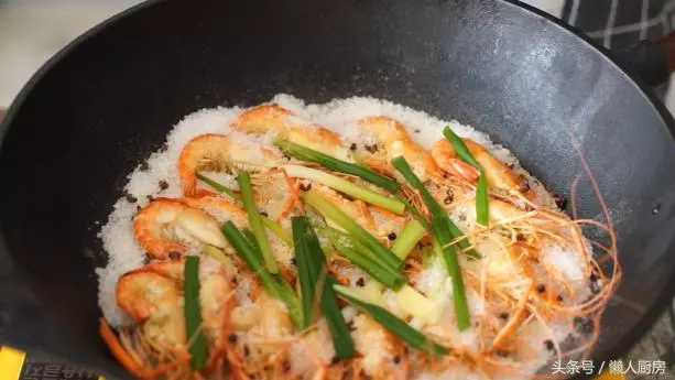 蝦別再做油燜、水煮的了,教你用鹽做道菜,一盤都不夠吃