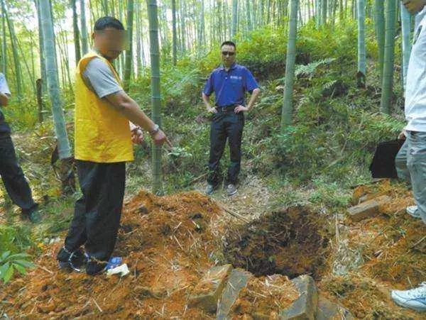 盜墓賊挖掘一座小型墓葬,卻驚現稀世珍寶,專家說:太可惜了