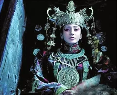 盜墓賊挖掘一座小型墓葬,卻驚現稀世珍寶,專家說:太可惜了