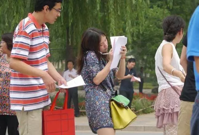 深夜回家,婆婆端來兩碗水餃,我嘗了口老公那碗的,頓時紅了眼眶