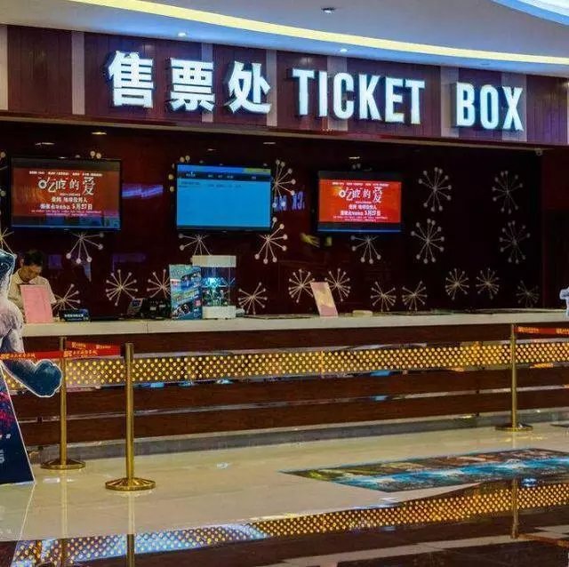 深夜回家,婆婆端來兩碗水餃,我嘗了口老公那碗的,頓時紅了眼眶