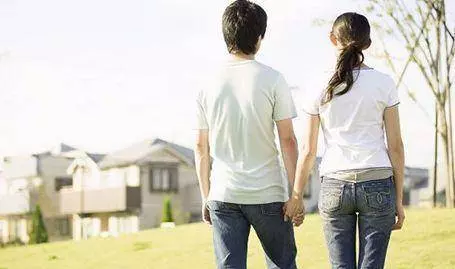 深夜回家,婆婆端來兩碗水餃,我嘗了口老公那碗的,頓時紅了眼眶