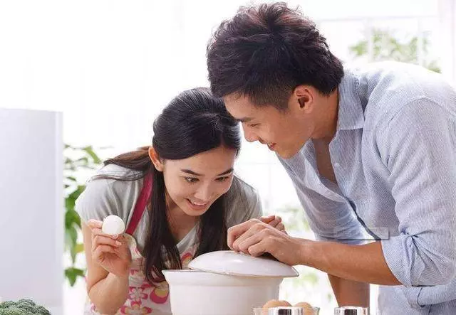 深夜回家,婆婆端來兩碗水餃,我嘗了口老公那碗的,頓時紅了眼眶