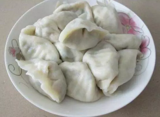 深夜回家,婆婆端來兩碗水餃,我嘗了口老公那碗的,頓時紅了眼眶