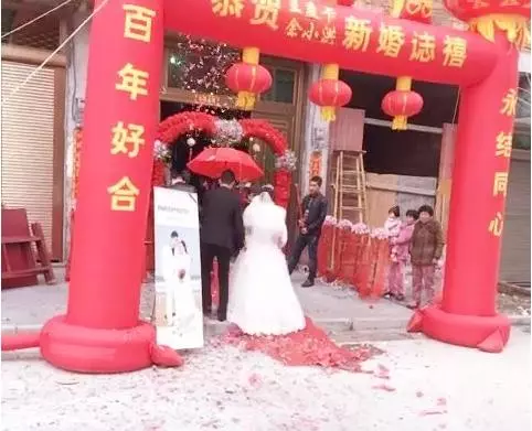 前妻嫁個醜男,我帶漂亮老婆去嘲笑,現場看了一眼新郎,我離婚