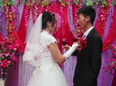 前妻嫁個醜男,我帶漂亮老婆去嘲笑,現場看了一眼新郎,我離婚