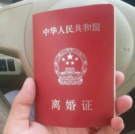 前妻嫁個醜男,我帶漂亮老婆去嘲笑,現場看了一眼新郎,我離婚