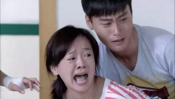 小姑子和我吵架,婆婆罵我沒教養,老公直接給小姑子一巴掌