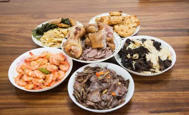 結婚三年後帶兒子回娘家,吃晚飯時不見母親,看見廚房一幕我哭了