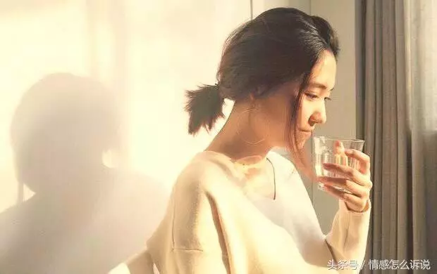 妹妹走丟,父母尋找無果,20年後哥哥參加同事婚禮,看新娘哭了