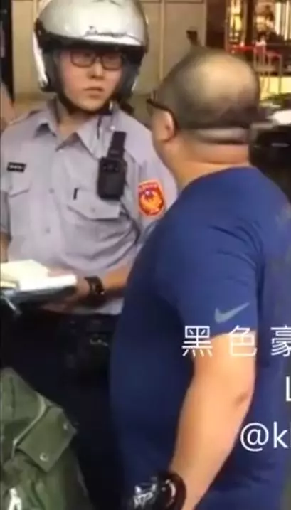 男子違停爆走嗆「我不會繳罰單啦」員警淡定照罰! 看到最後網友笑翻:「嘴巴說不要,但身體很誠實」